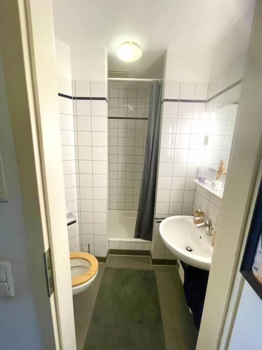 - Chilliges Zimmer In Duesseldorf Mit Balkon & Kueche; Big Tv And Bed - Düsseldorf Exterior photo
