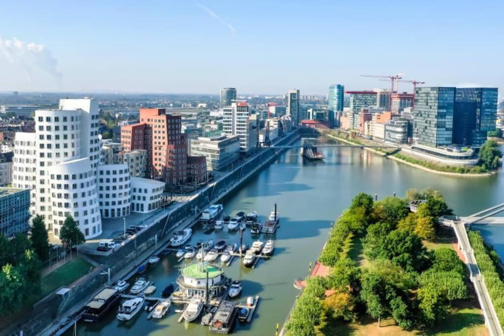 - Chilliges Zimmer In Duesseldorf Mit Balkon & Kueche; Big Tv And Bed - Düsseldorf Exterior photo